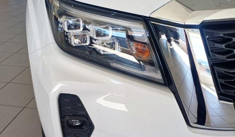 
								Nissan Navara 2.5D Le D Cab At full									