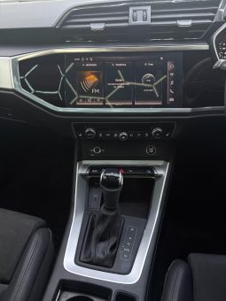 
										Audi Q3 35 Tfsi Black Edition full									