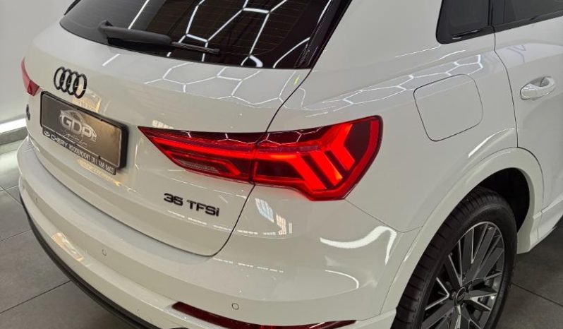 
								Audi Q3 35 Tfsi Black Edition full									