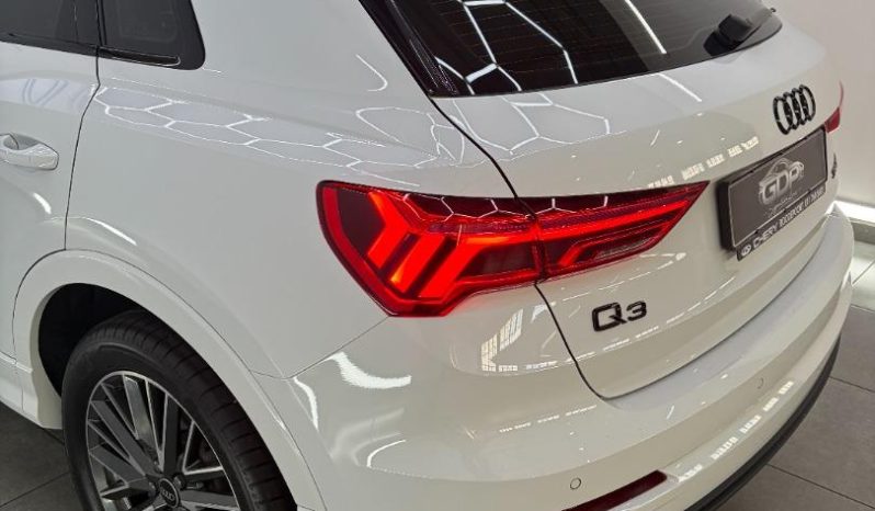 
								Audi Q3 35 Tfsi Black Edition full									