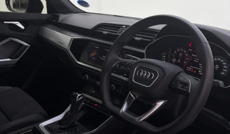 
								Audi Q3 35 Tfsi Black Edition full									