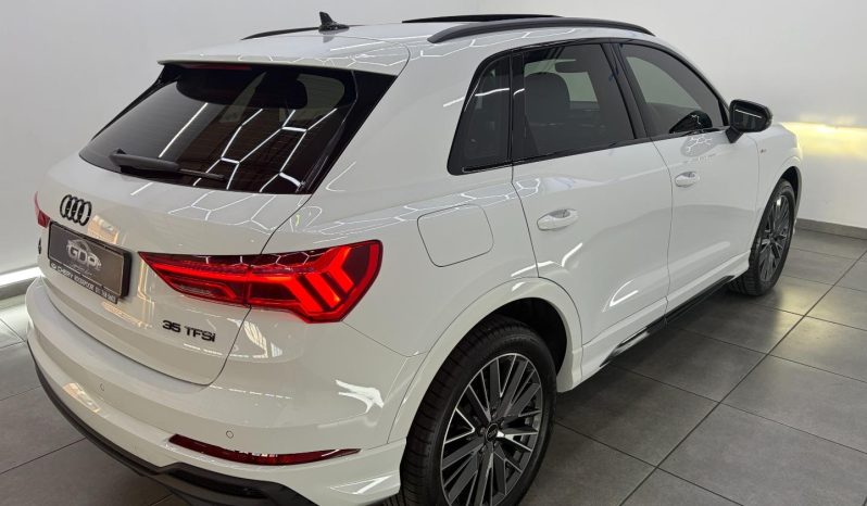
								Audi Q3 35 Tfsi Black Edition full									