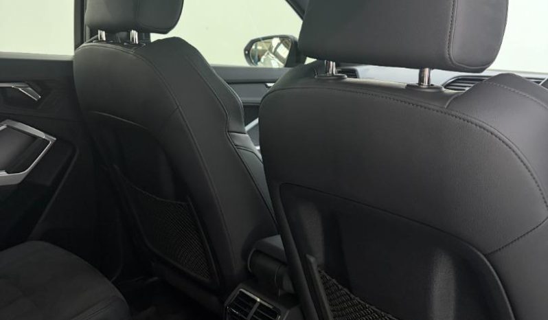 
								Audi Q3 35 Tfsi Black Edition full									