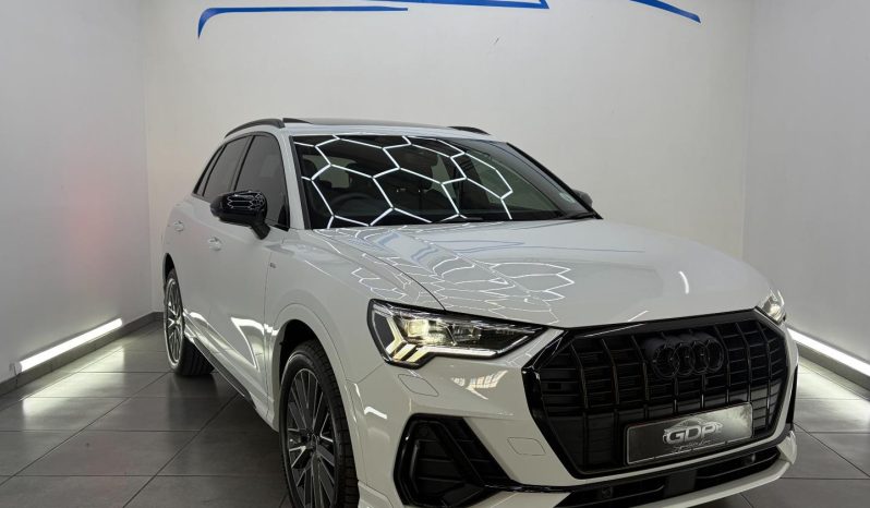 
								Audi Q3 35 Tfsi Black Edition full									