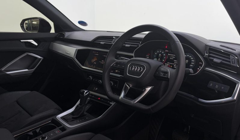 
								Audi Q3 35 Tfsi Black Edition full									
