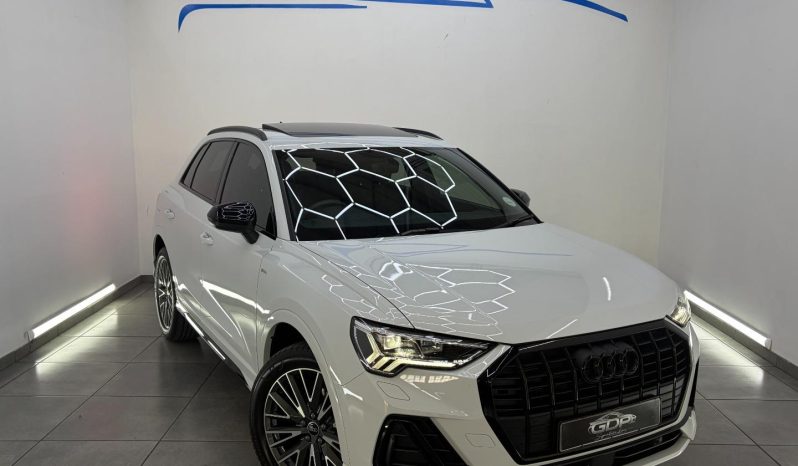 
								Audi Q3 35 Tfsi Black Edition full									