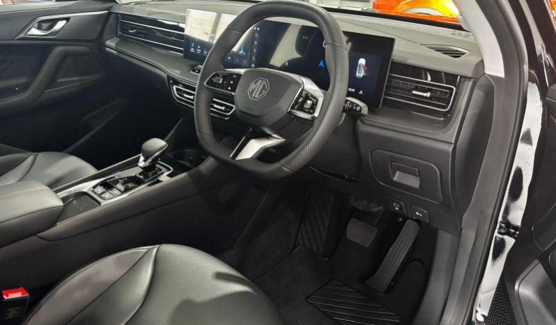 
								MG Hs 1.5T Luxury At full									
