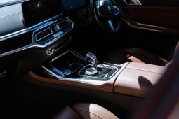 
										BMW X7 M50d full									