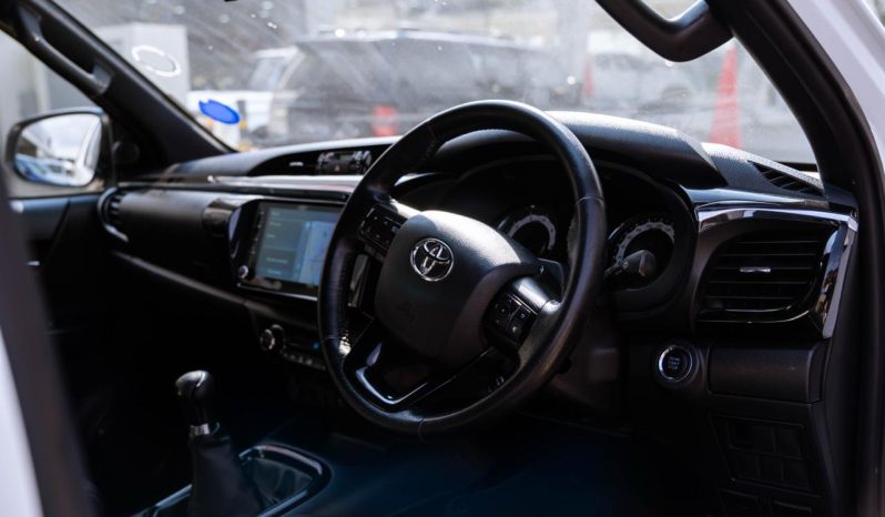 
								Toyota Hilux 2.8GD-6 Double Cab Legend 50 full									