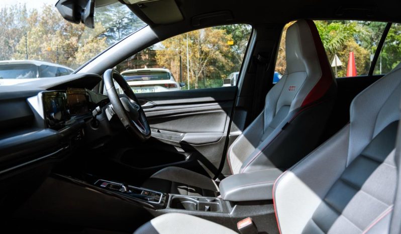 
								Volkswagen Golf GTI full									
