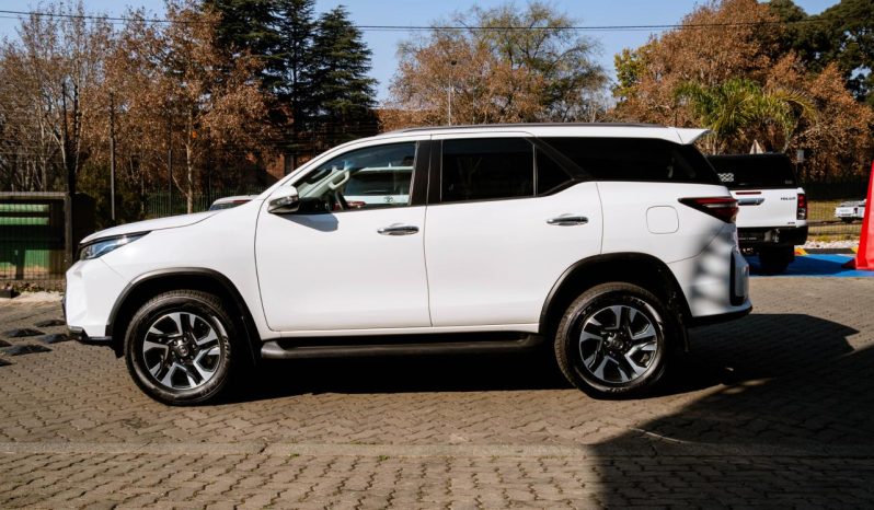 
								Toyota Fortuner 2.4GD-6 4×4 full									