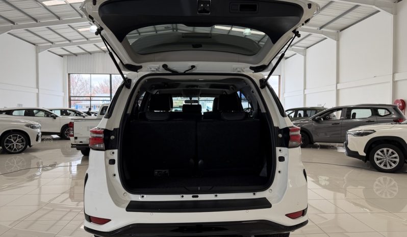 
								Toyota Fortuner 2.4 Gd-6 Rb At full									