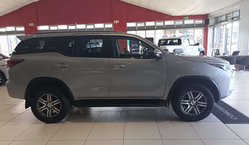 
								Toyota Fortuner FORTUNER 2.4GD-6 R/B A/T full									