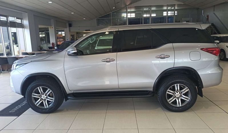 
								Toyota Fortuner FORTUNER 2.4GD-6 R/B A/T full									