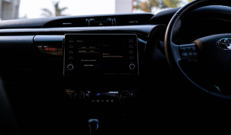 
								Toyota Hilux 2.8GD-6 Double Cab Legend Auto full									