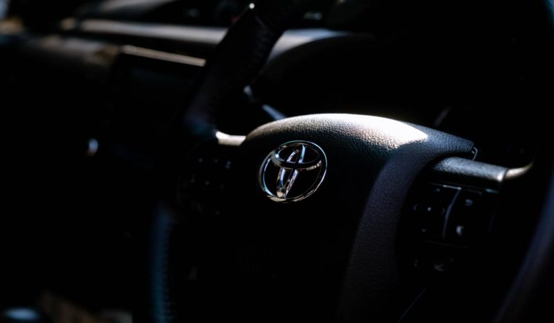 
								Toyota Hilux 2.8GD-6 Double Cab Legend Auto full									