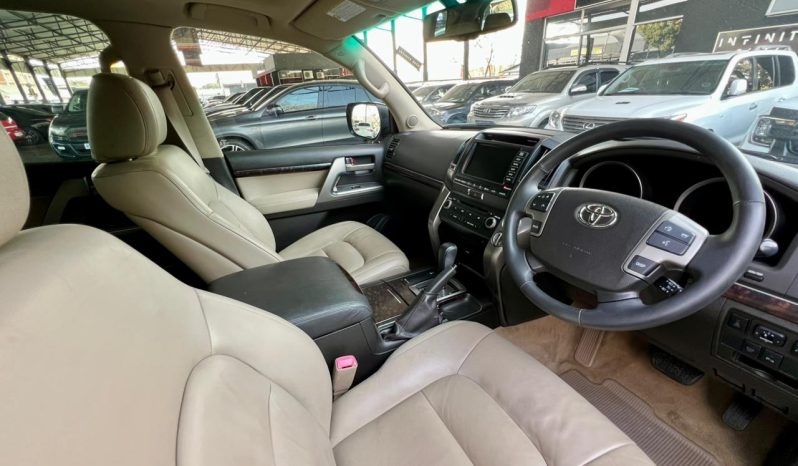 
								Toyota Land Cruiser 200 4.5 D-4D Vx At full									