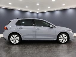 
										Volkswagen Golf 8 1.4 Tsi Life Plus full									