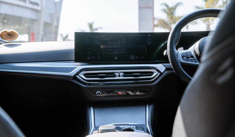 
								BMW 3 Series 318i M Sport full									