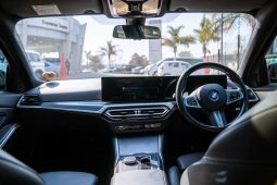 
										BMW 3 Series 318i M Sport full									