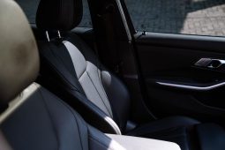 
										BMW 3 Series 318i M Sport full									