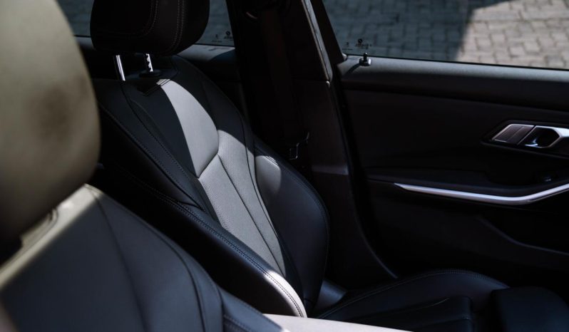 
								BMW 3 Series 318i M Sport full									
