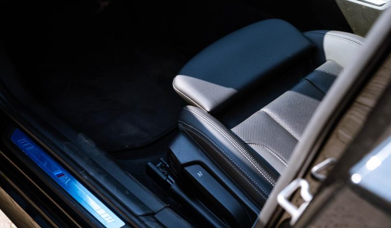 
								BMW 3 Series 318i M Sport full									