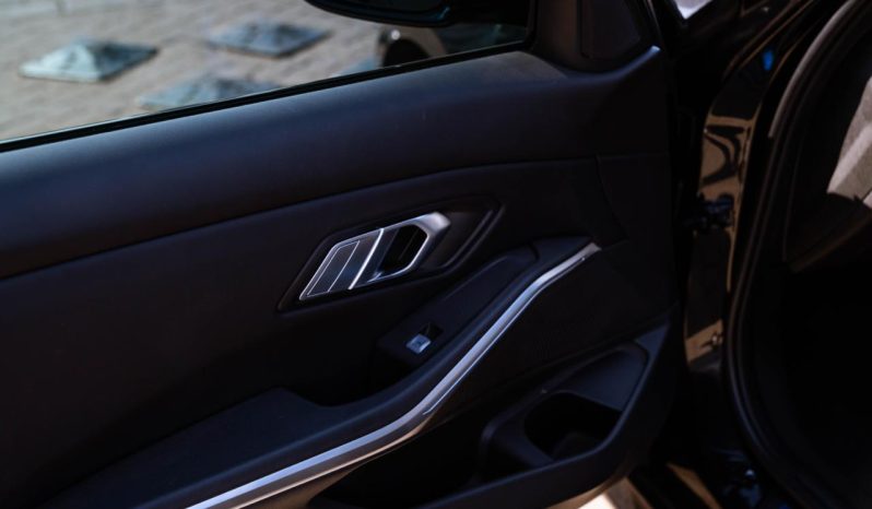 
								BMW 3 Series 318i M Sport full									