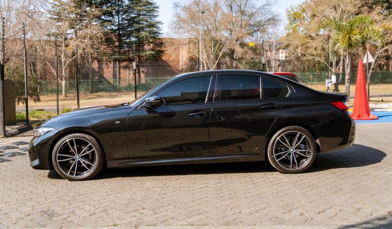 
								BMW 3 Series 318i M Sport full									