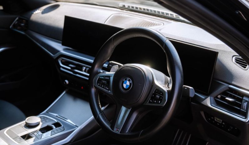 
								BMW 3 Series 318i M Sport full									