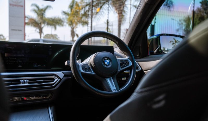 
								BMW 3 Series 318i M Sport full									