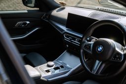 
										BMW 3 Series 318i M Sport full									