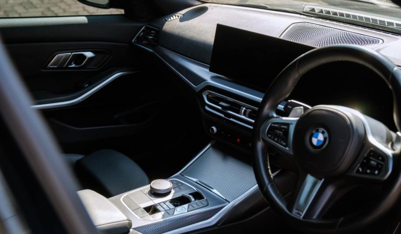 
								BMW 3 Series 318i M Sport full									