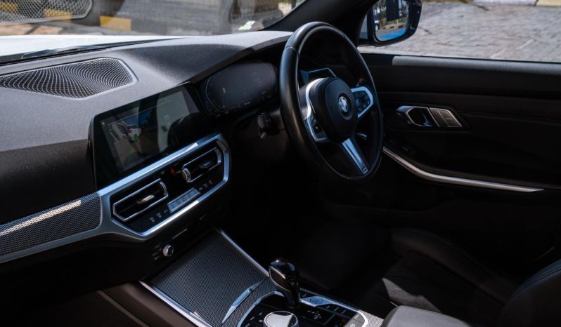 
								BMW 3 Series 318i M Sport full									