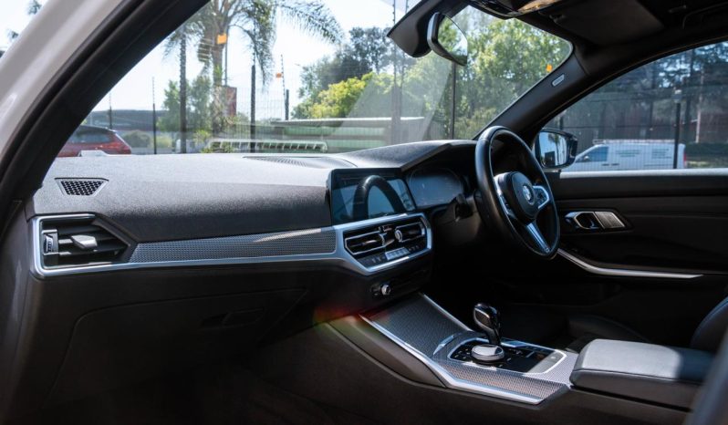 
								BMW 3 Series 318i M Sport full									
