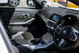 
										BMW 3 Series 318i M Sport full									