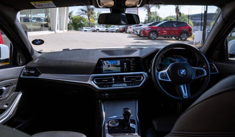 
								BMW 3 Series 318i M Sport full									