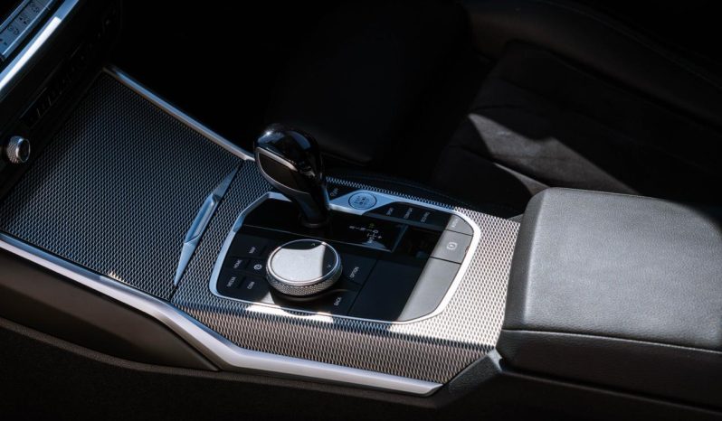 
								BMW 3 Series 318i M Sport full									