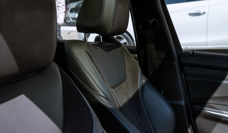 
								BMW 3 Series 318i M Sport full									