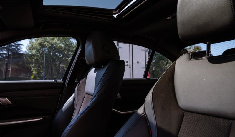
								BMW 3 Series 318i M Sport full									