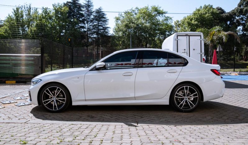 
								BMW 3 Series 318i M Sport full									