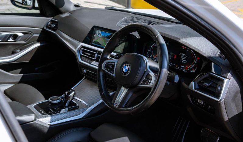 
								BMW 3 Series 318i M Sport full									
