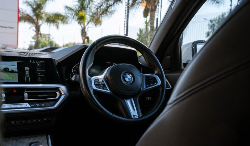 
								BMW 3 Series 318i M Sport full									