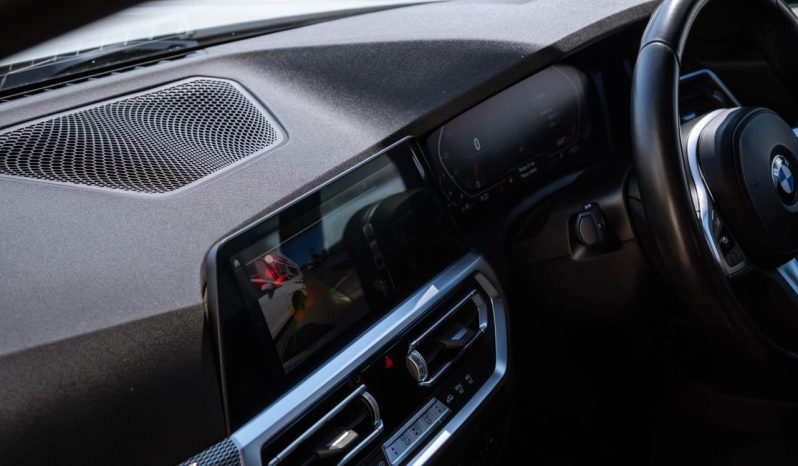 
								BMW 3 Series 318i M Sport full									
