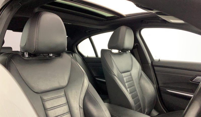 
								BMW 3 Series Sedan 330i M Sport At full									