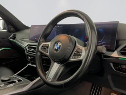 
										BMW 3 Series Sedan 330i M Sport At full									