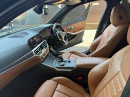 
										BMW 3 Series Sedan 330i M Sport Steptronic full									