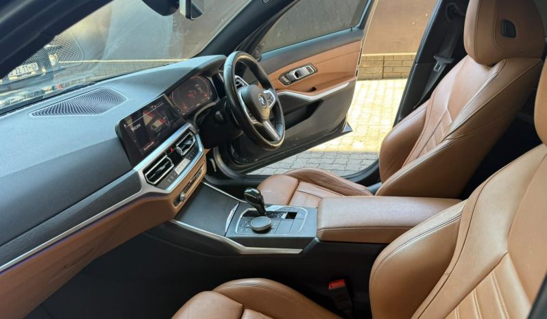 
								BMW 3 Series Sedan 330i M Sport Steptronic full									