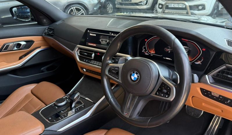 
								BMW 3 Series Sedan 330i M Sport Steptronic full									