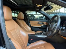 
										BMW 3 Series Sedan 330i M Sport Steptronic full									